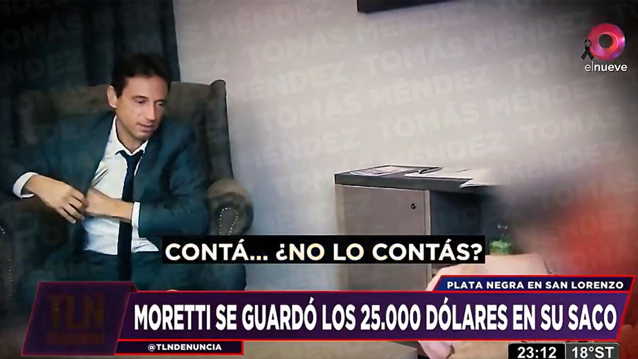 O momento em que Marcelo Moretti coloca as notas no bolso