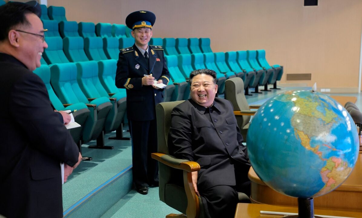 Kim Jong-un sorridente numa aparição pública