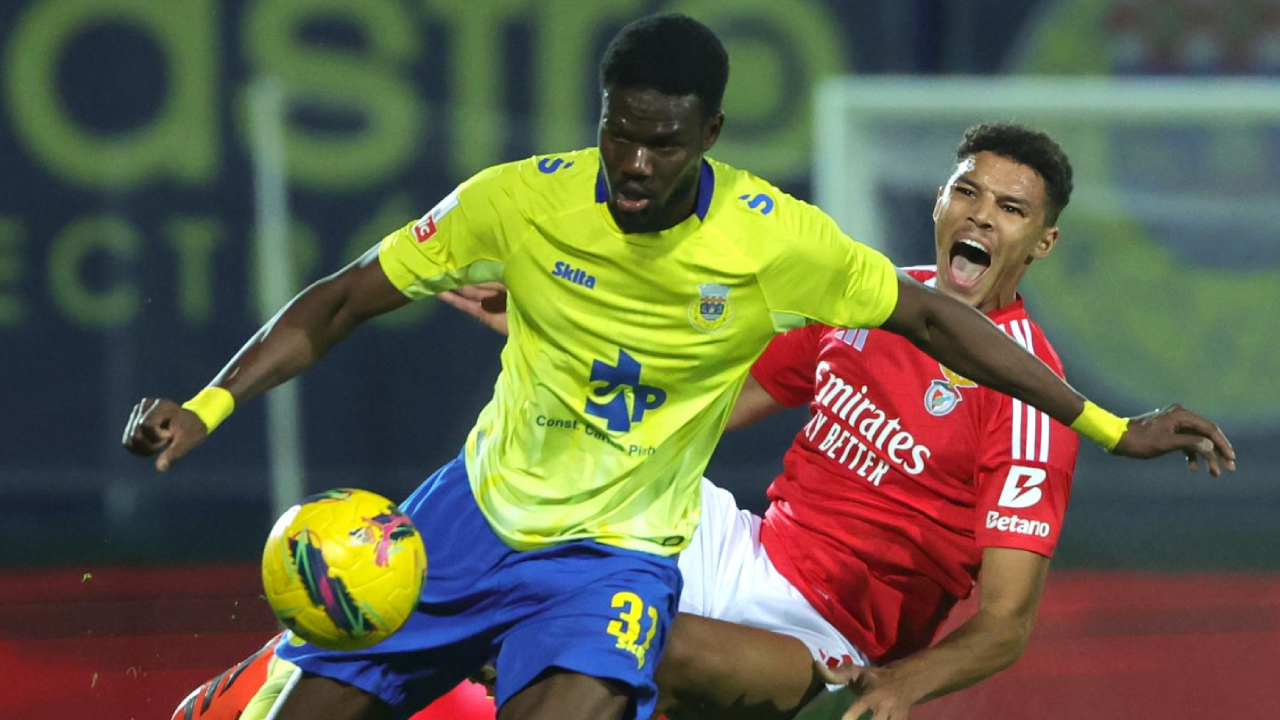 Mamadou Loum disputa o lance com Alexander Bah durante o Arouca-Benfica
