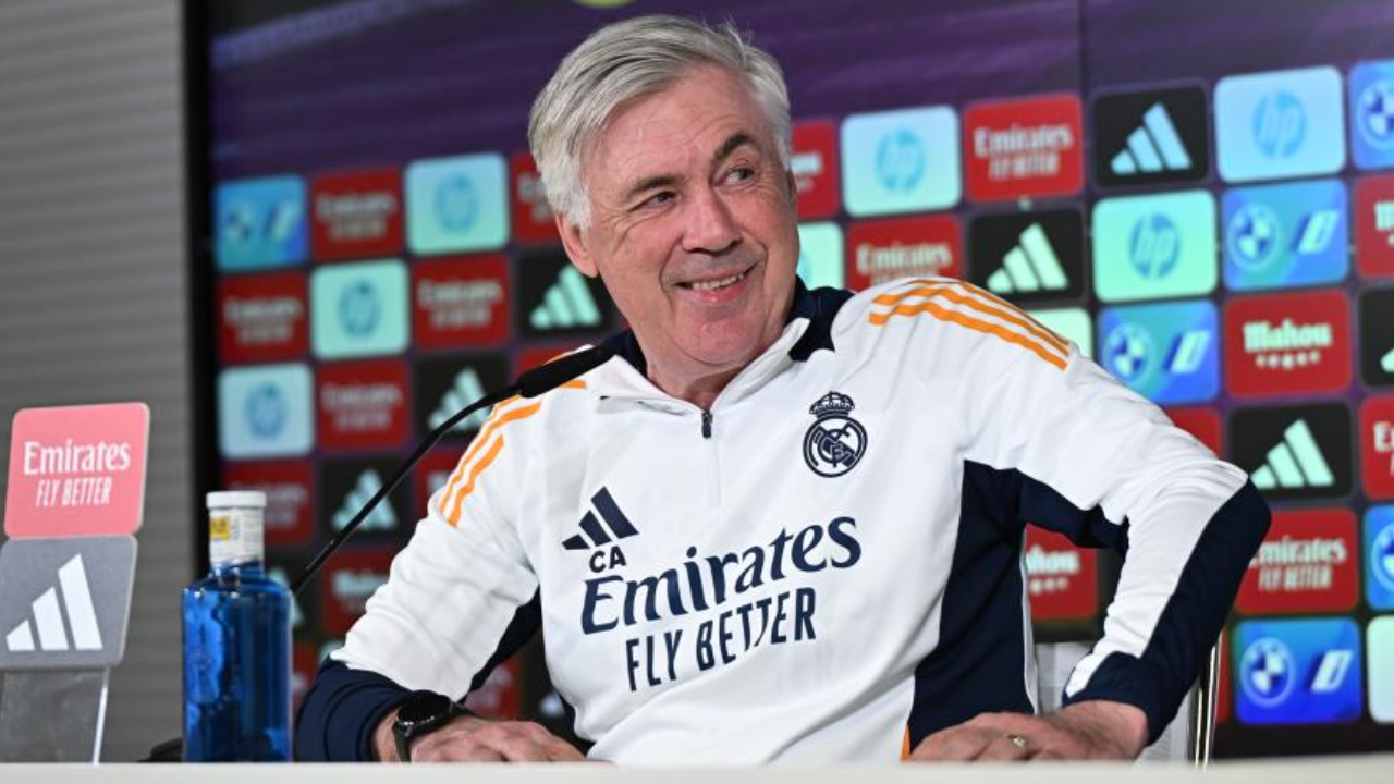 Carlo Ancelotti, treinador do Real Madrid, sorridente durante a conferência de imprensa de antevisão ao jogo com o Getafe