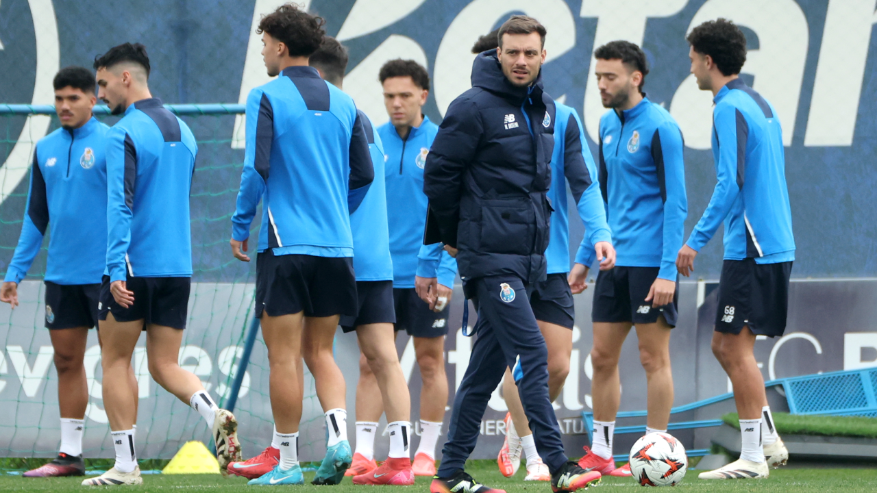 Martín Anselmi durante uma sessão de treino do FC Porto