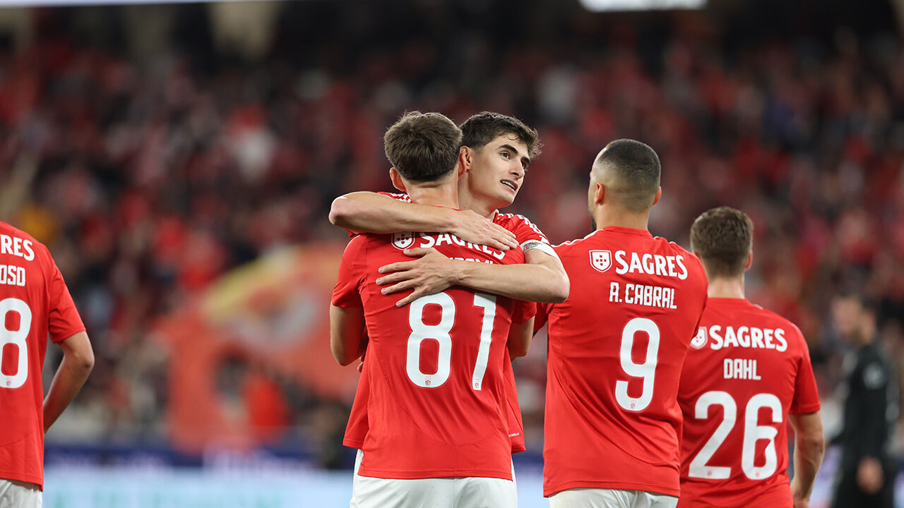 António Silva celebra com Bajrami o segundo do Benfica