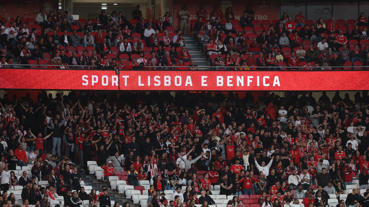Ultras do Benfica durante o jogo com o Tirsense