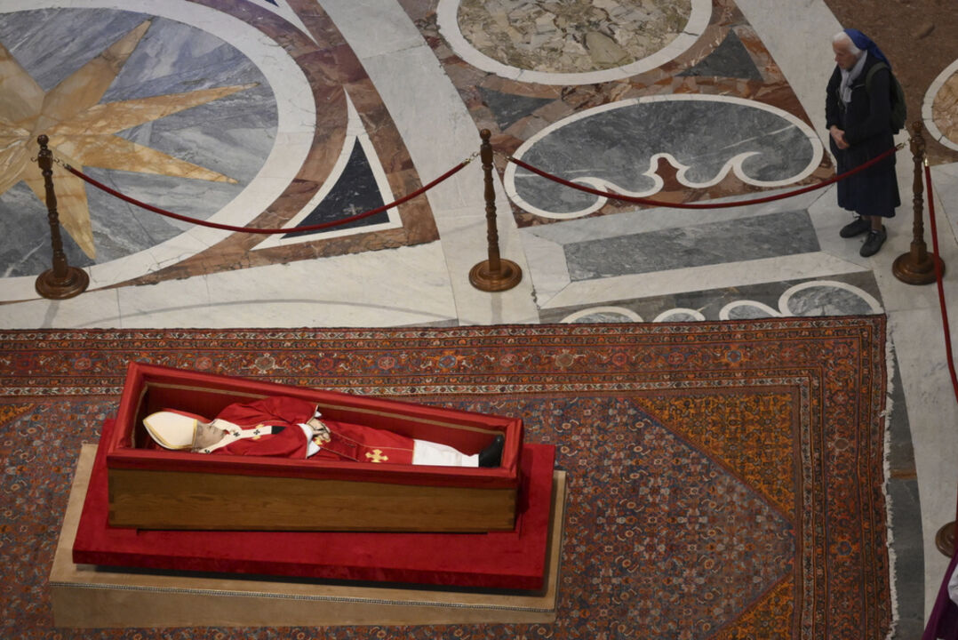 Geneviève, amiga do Papa Francisco, junto ao caixão