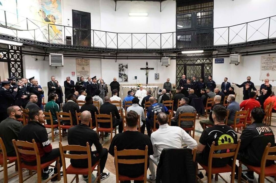O Papa Francisco encontrou-se com os reclusos durante a sua visita à prisão Regina Coeli em Roma