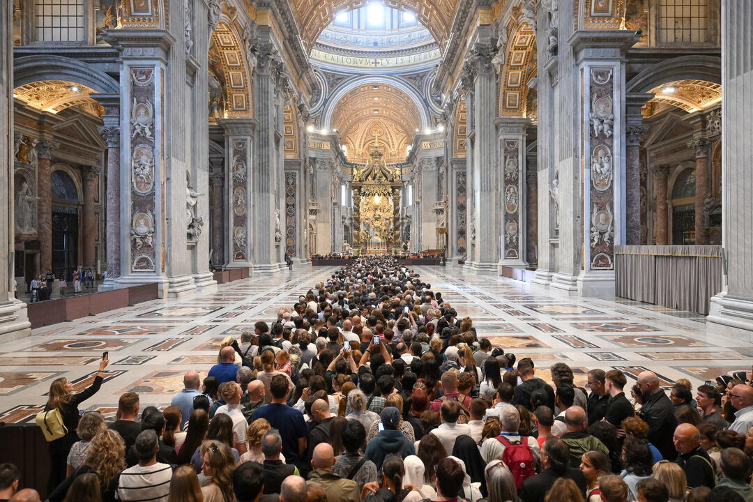 Horas de espera no Vaticano para dizer adeus ao Papa