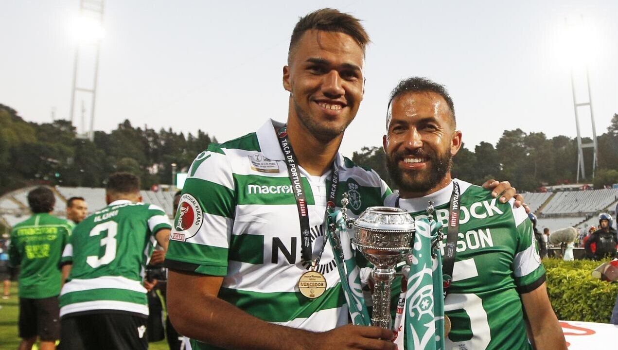 Jefferson (à direita) e Luiz Phellype com a Taça conquistada em 2019