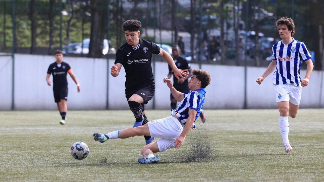 Jogadores das equipas de juniores de Ac. Viseu e FC Porto disputam a posse de bola