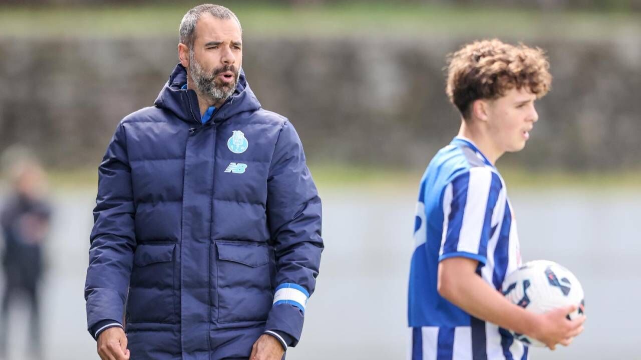 José Violante, treinador dos sub-15 do FC Porto, dá indicações ao jogador