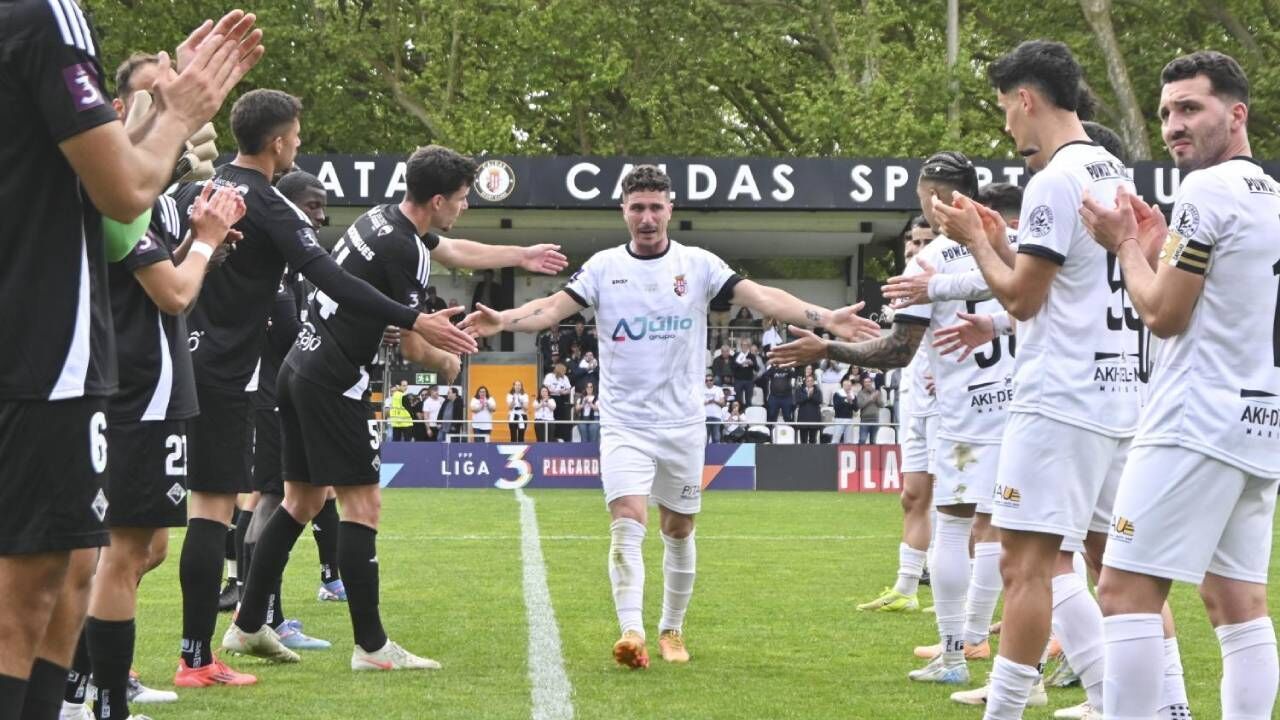 Militão, capitão do Caldas, agradece guarda de honra dos companheiros de equipa e dos jogadores da Académica