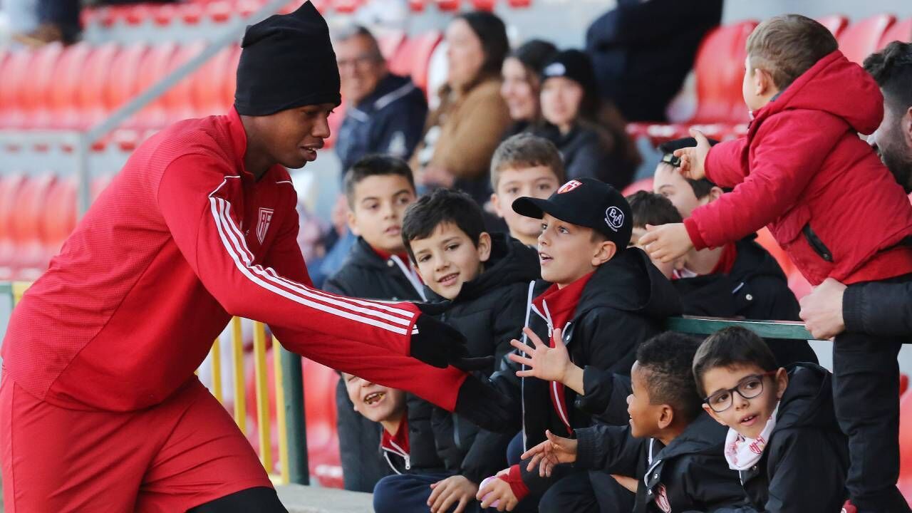 Jogador do AVS SAD cumprimenta os mais pequenos nas bancadas