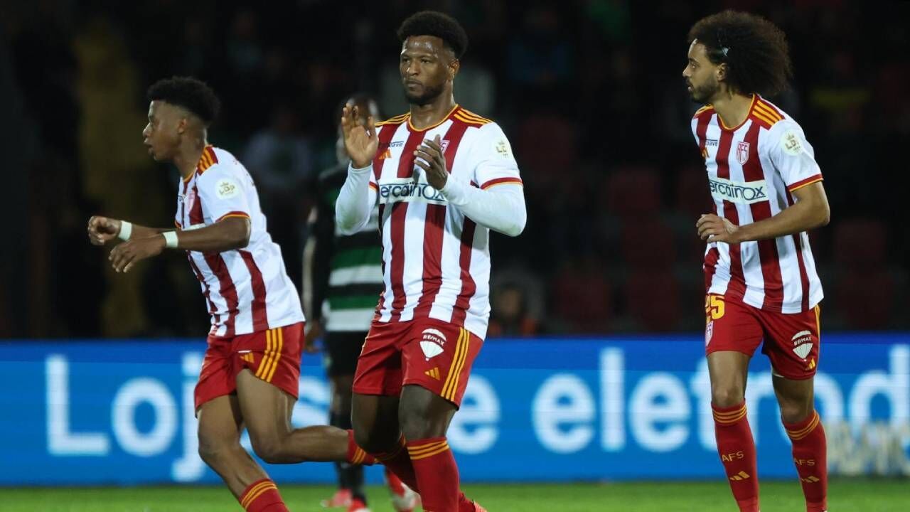 Zé Luís e Tomás Tavares em ação pelo AVS SAD