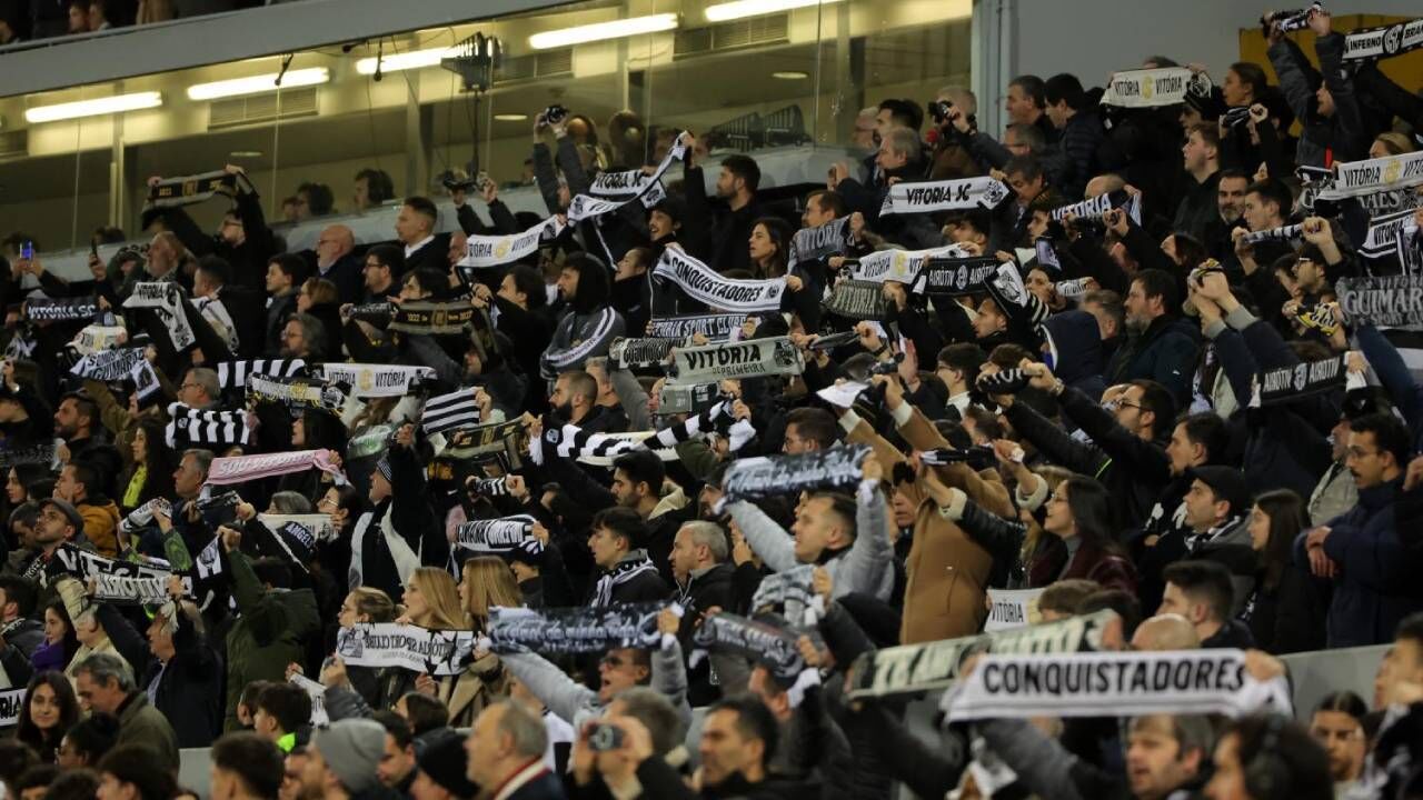 Os adeptos do V. Guimarães nas bancadas do Estádio D. Afonso Henriques