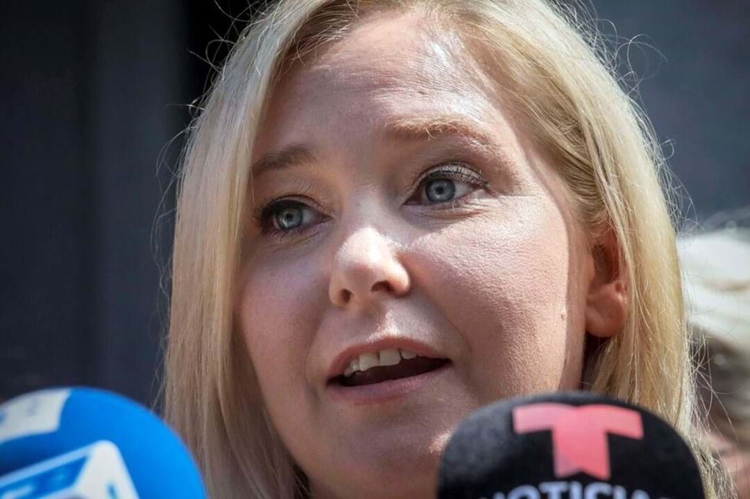 Virginia Giuffre durante uma conferência de imprensa à porta de um tribunal de Manhattan, em Nova Iorque, a 27 de agosto de 2019