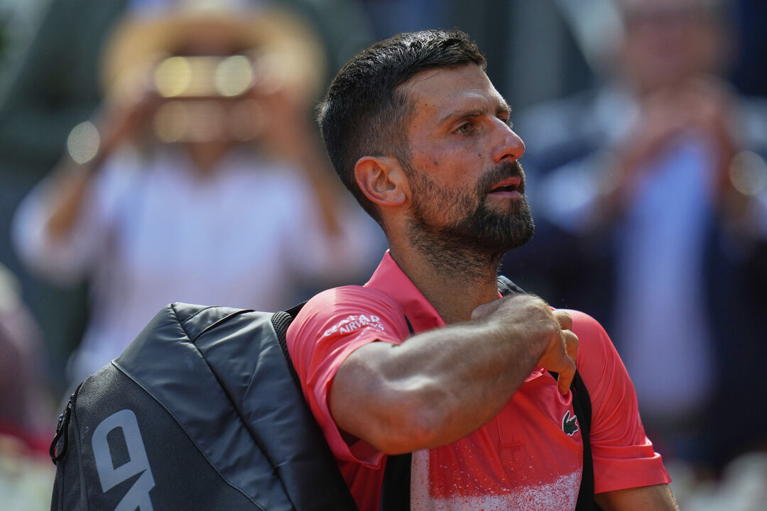 Novak Djokovic desiludido após ser eliminado em Madrid
