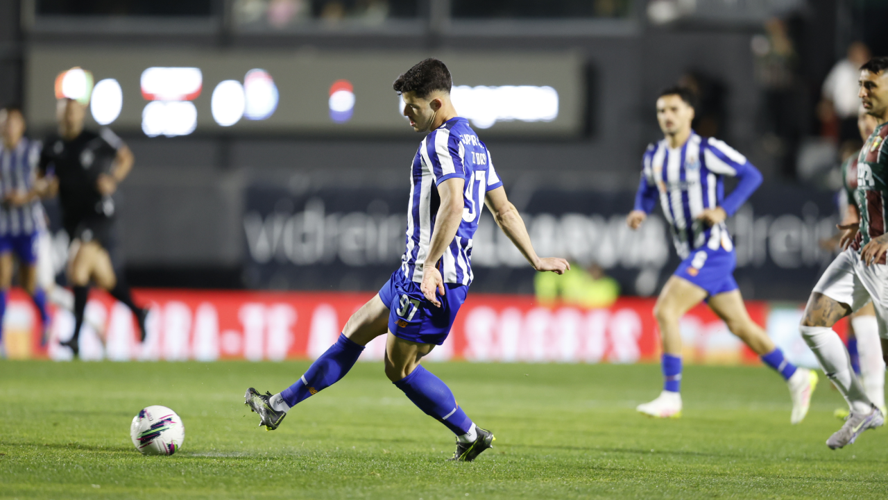 Zé Pedro (FC Porto) em ação frente ao Estrela da Amadora