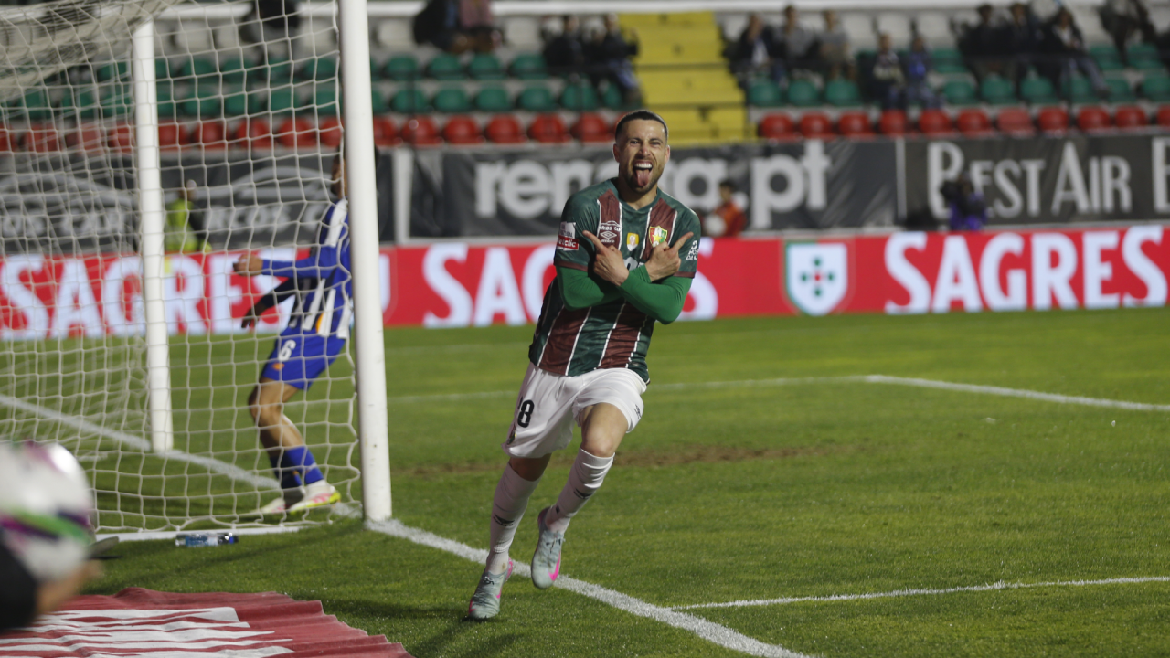 Kikas (E. Amadora) festeja o golo frente ao FC Porto na Reboleira