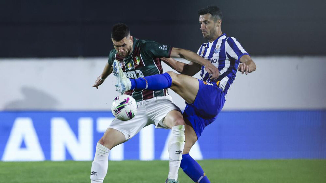 Marcano luta pela bola durante o E. Amadora-FC Porto