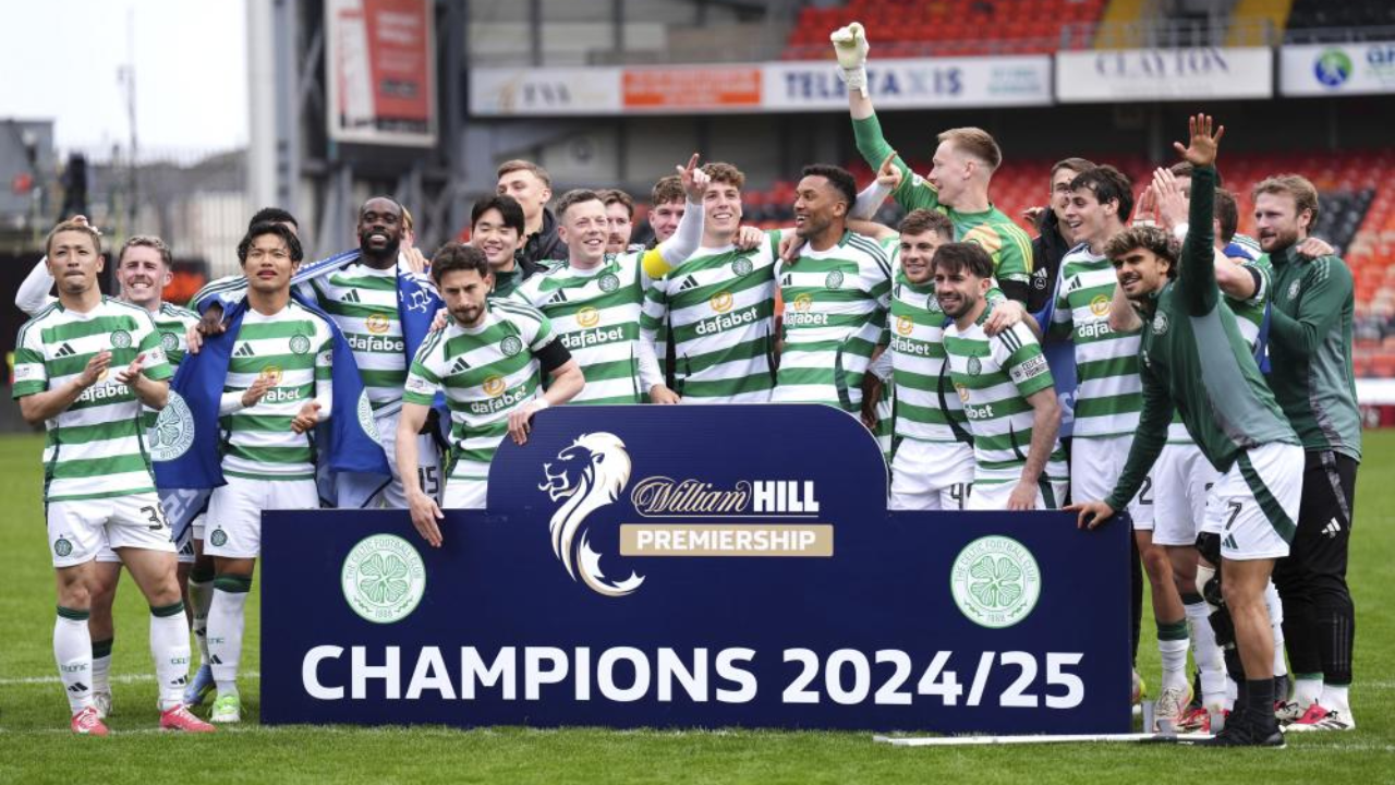 Jogadores do Celtic festejam tetracampeonato escocês. Jota (à direita) lesionou-se na goleada ao Dundee United