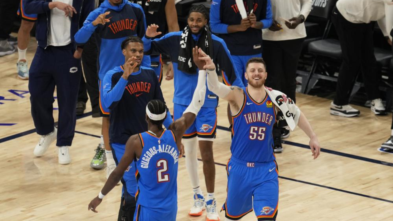 Jogadores dos Oklahoma City Thunder festejam triunfo em casa dos Memphis Grizzlies