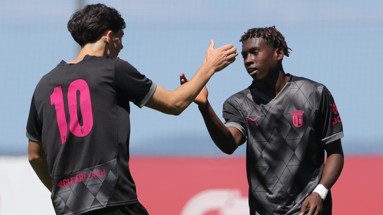 António Gil e João Duarte festejam golo frente ao Benfica, em juvenis