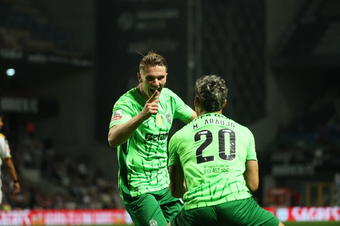 Gyökeres a festejar com Maxi Araújo