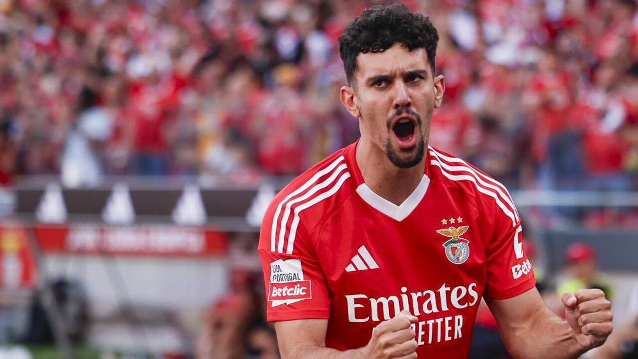 Tomás Araújo festeja o golo marcado ao AVS