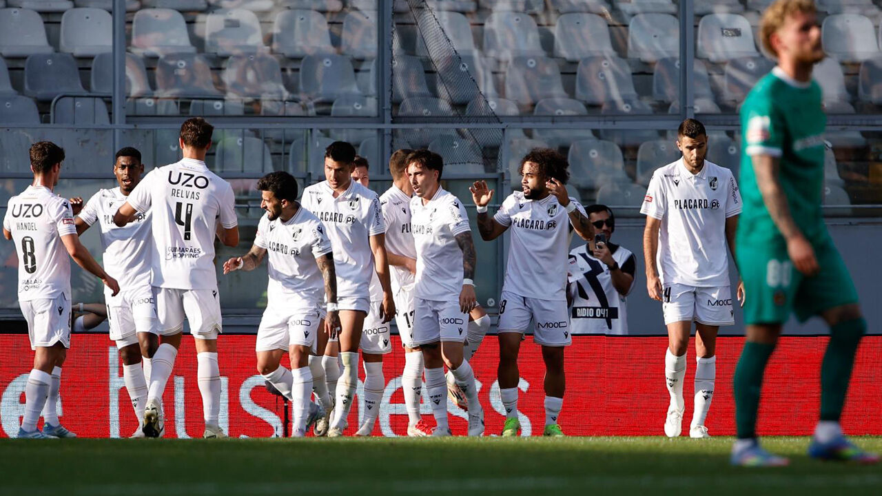 Jogadores do V. Guimarães festejam no decorrer do jogo com o Rio Ave