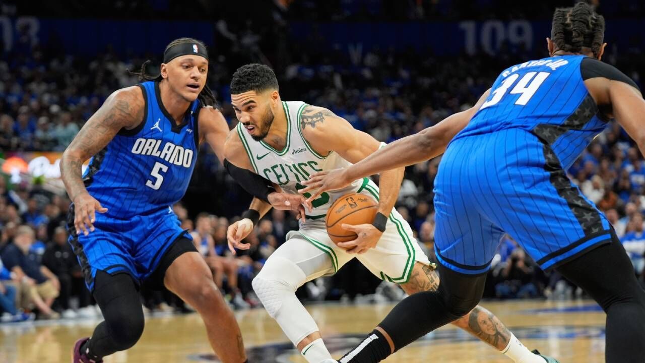  Jayson Tatum entre Paolo Banchero e Wendell Carter Jr. 