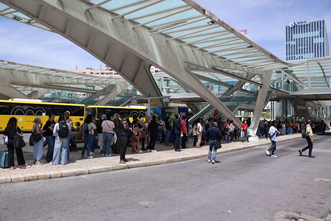 Utentes dos transportes públicos fazem fila na Estação do Oriente