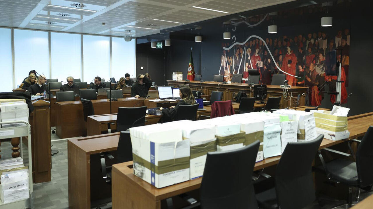 Sala do Tribunal no Campus de Justiça