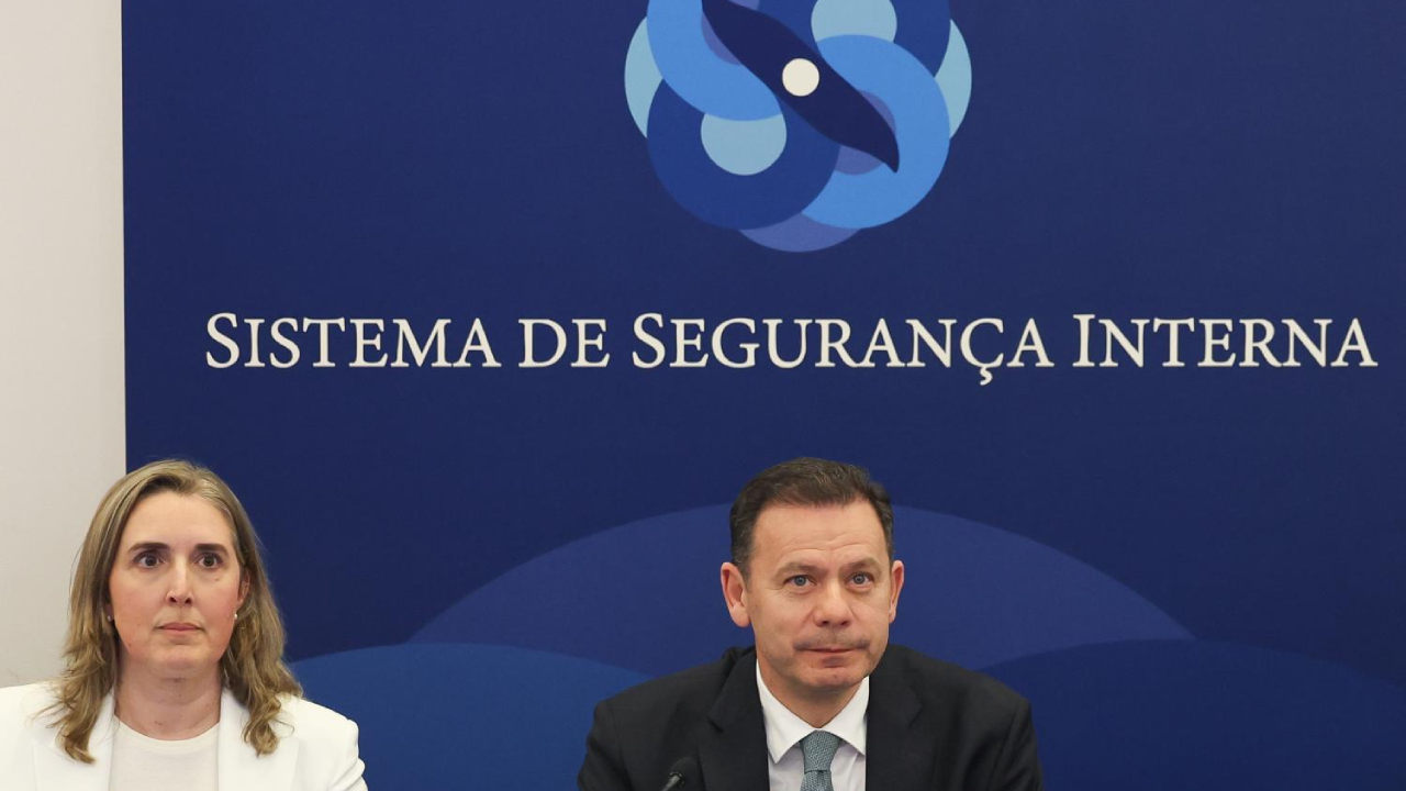 O primeiro-ministro, Luís Montenegro, acompanhado pela pela secretária Geral do Sistema de Segurança Interna, Patrícia Ferreira Barão