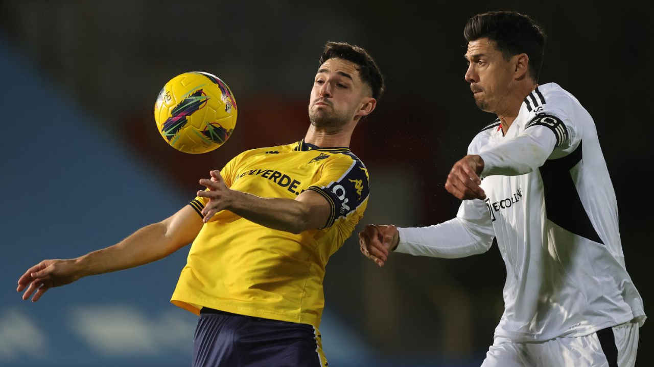 Alejandro Marqués (Estoril) e José Fonte (Casa Pia) disputam a posse de bola