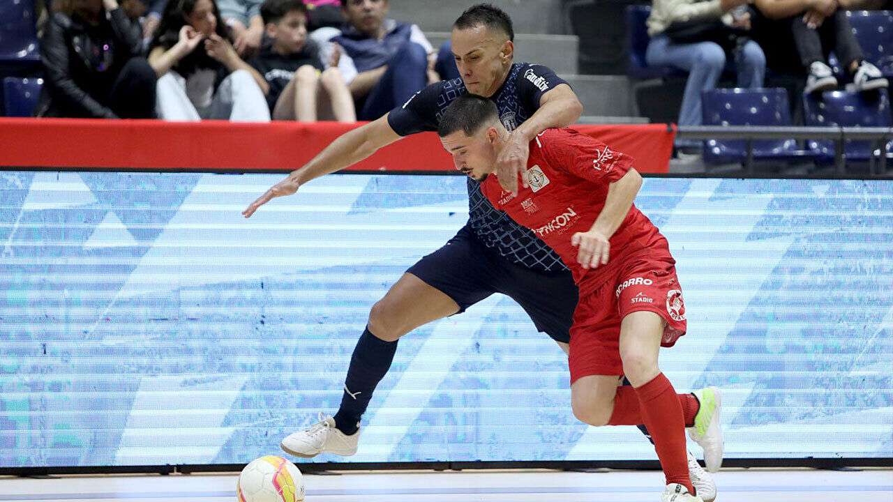 Jogadores disputam a bola durante o Caxinas-Sp. Braga da temporada passada