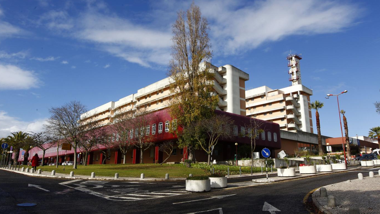 Vista exterior do Hospital Garcia de Orta