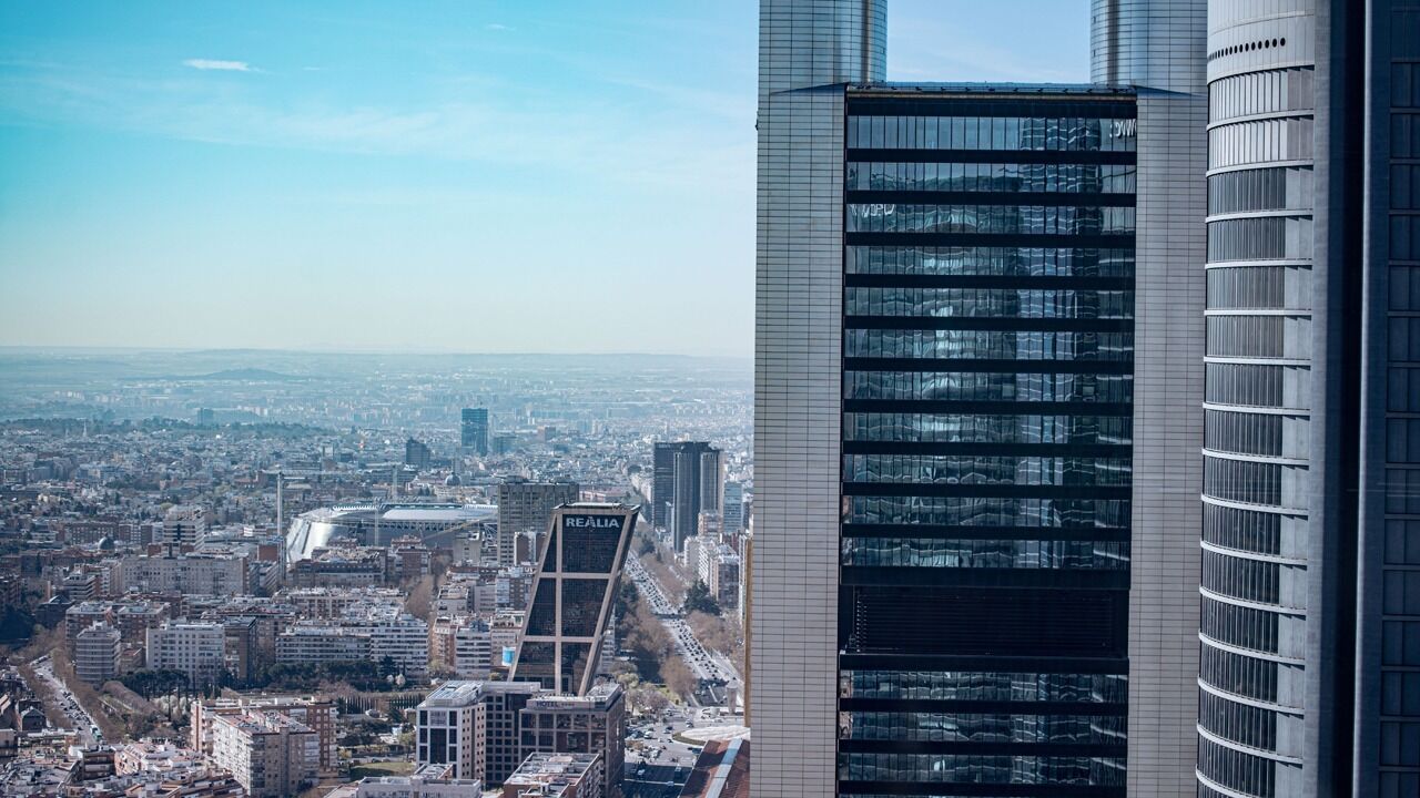Santiago Bernabéu visto da Torre Emperador Castellana, em Madrid 