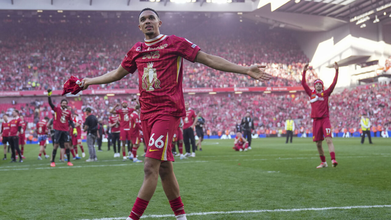 Alexander-Arnold puxa pelos adeptos do Liverpool durante a festa do título