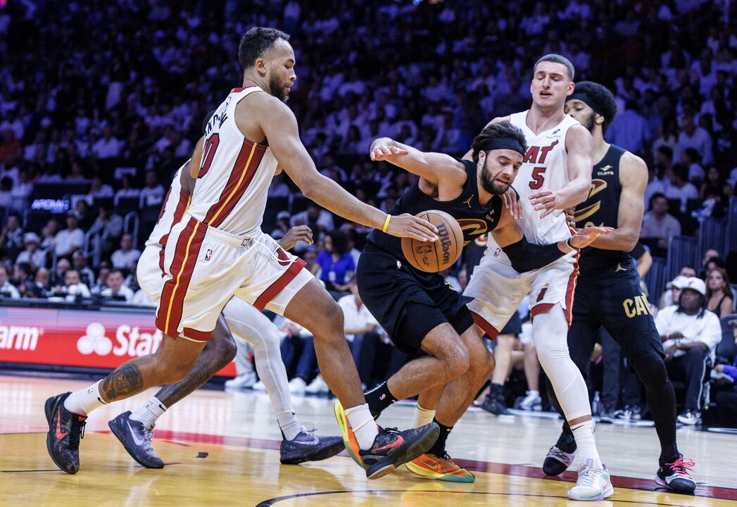 Cleveland Cavaliers  arrasam Miami Heat 