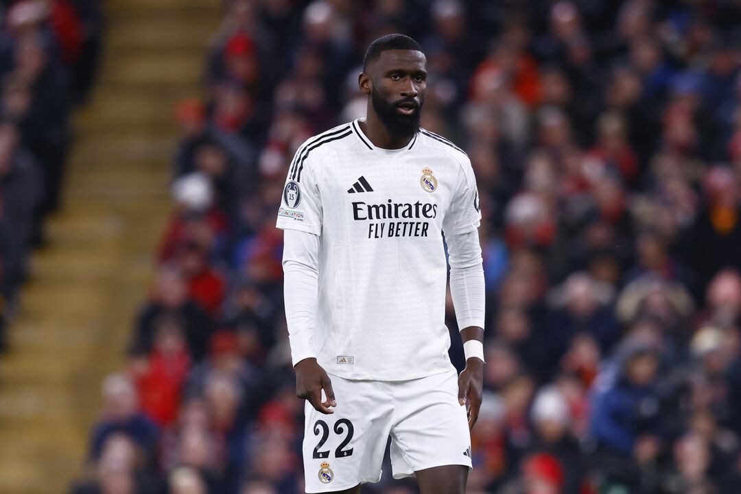 Rüdiger operado a rotura parcial do menisco externo da perna esquerda