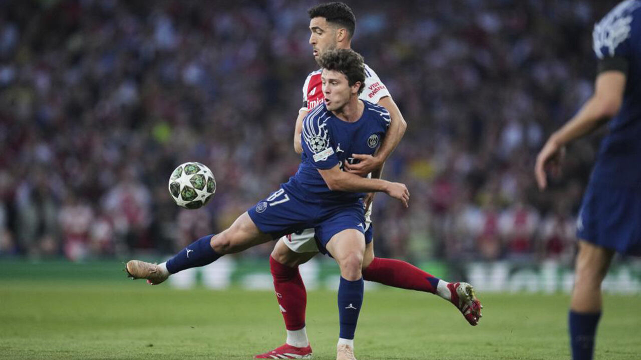 João Neves com Mikel Merino