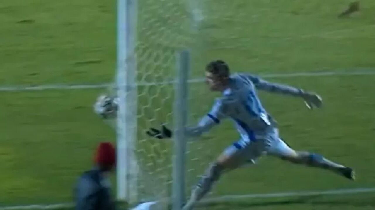 Alexandre Cajuru não conseguiu agarrar a bola num lance que parecia inofensivo