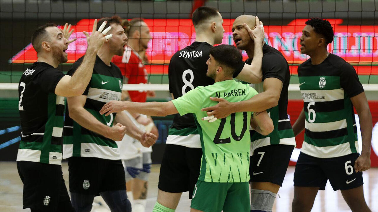 Equipa de voleibol do Sporting festeja