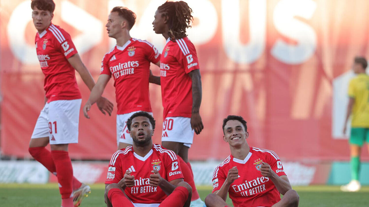 Gustavo Varela e João Rego festejam