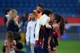 João Neves e Madalena Aragão beijam-se durante a festa de campeão do PSG