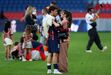 João Neves e Madalena Aragão beijam-se durante a festa de campeão do PSG