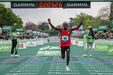Benard Biwott a festejar a conquista da Maratona de Paris