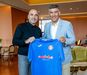 Roberto Martínez recebe camisola personalizada de Rui Coelho, presidente da AF Madeira