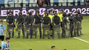 Polícia de choque rodeia a equipa de arbitragem após o Grémio-Internacional