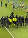 Polícia de choque rodeia a equipa de arbitragem após o Grémio-Internacional