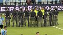 Polícia de choque rodeia a equipa de arbitragem após o Grémio-Internacional